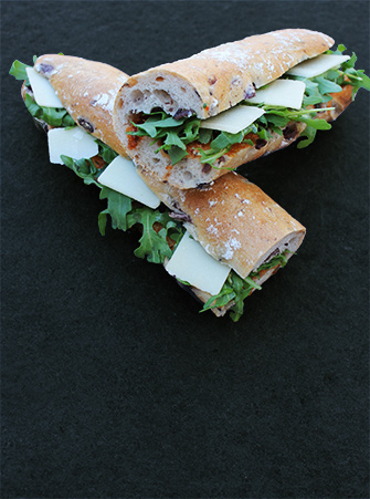 Olivenstangerl mit Parmesan u. Rucola